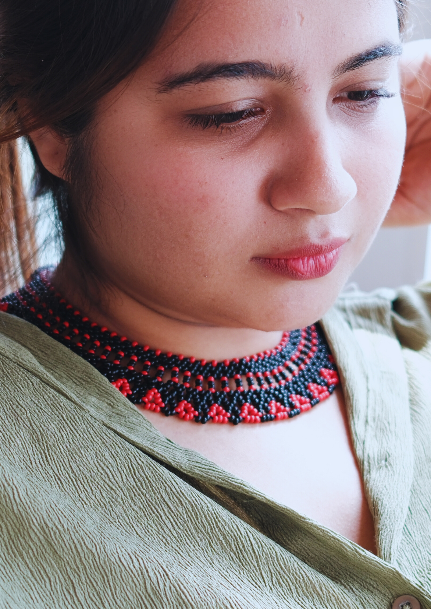Scarlet Bloom - Black and Red Round Necklace with Flower Motif