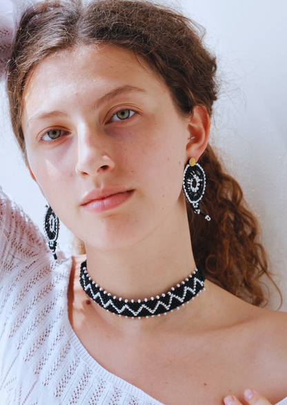Yin Choker - Black and White Round Earrings with Small Choker