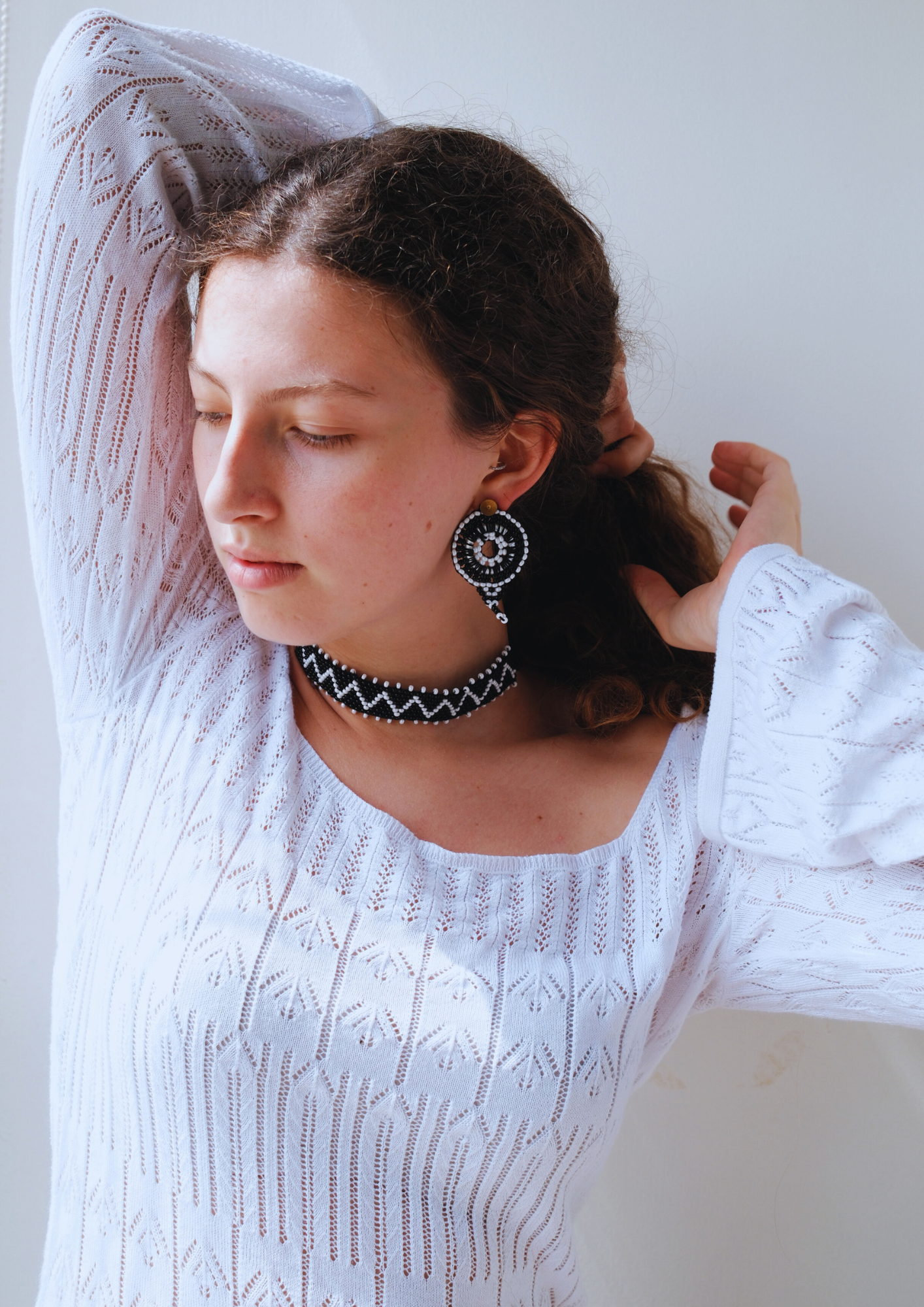 Yin Choker - Black and White Round Earrings with Small Choker