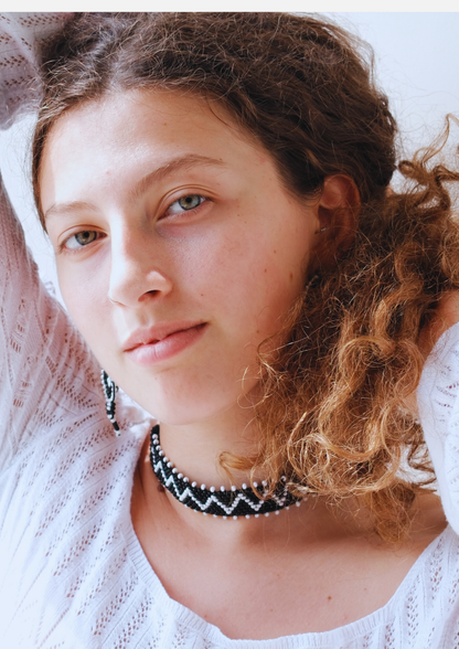 Yin Choker - Black and White Round Earrings with Small Choker